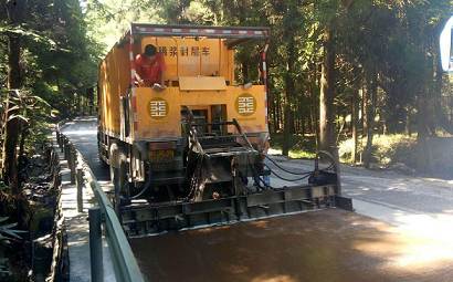 How adaptable is the slurry sealer to the pavement